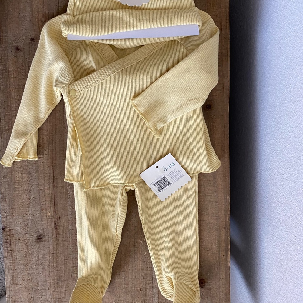 Moon organics 0-3month Yellow 3-piece baby outfit